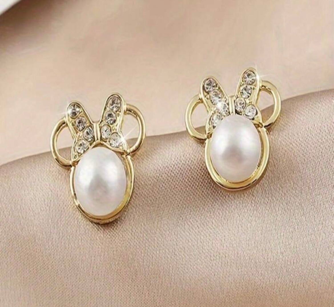 Minnie Mouse Pearl Earrings